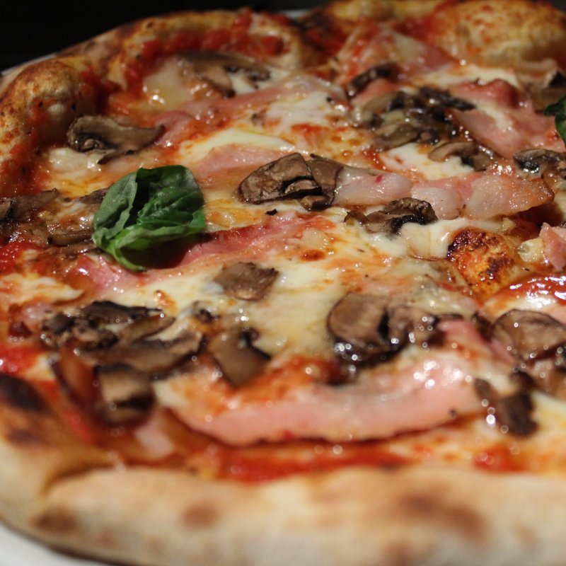Pizza de jamón y hongos