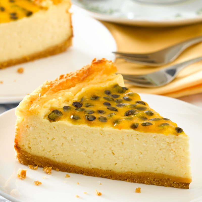 Porción de cheesecake de maracuyá